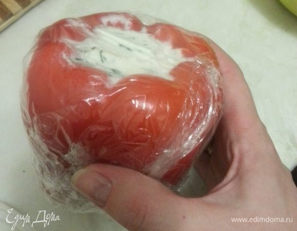 Моем перец, вырезаем плодоножку и внутренние перегородки. Фаршируем творожно-сырной массой. Убираем в холодильник минимум на 15-20 минут. Можно и на ночь.