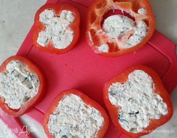 Нарезаем перец колечками, толщиной около 1,5 см. Оба хвостика можно быстро съесть.