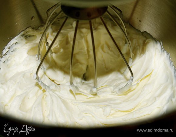 Для крема сыр маскарпоне комнатной температуры взбить до пышности со сгущеным молоком. Тем временем отдельно развести агар-араг в горячем молоке, дать остыть. В данном случае я использовала агар-агар, т.к. у меня закончился желатин, а обычно я развожу 10 г листового желатина. Добавить разведенный загуститель с кремом.