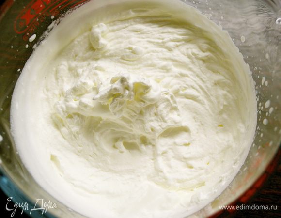 Отдельно взбить сливки (жирностью 33%) с сахарной пудрой. Добавить ванилин. Смешать маскарпоне со взбитыми сливками и аккуратными движениями перемешать. Крем готов! 