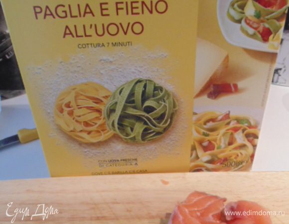 Семгу порезать мелкими кубиками. Лук-шалот порезать мелко.