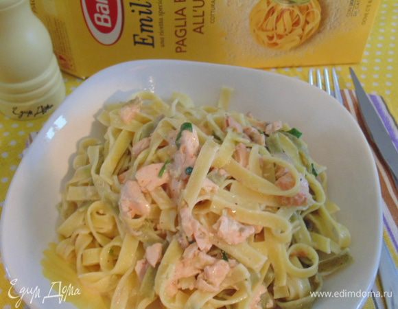 Пасту Барилла отварить согласно инструкции на упаковке, воду слить, добавить соус, перемешать.