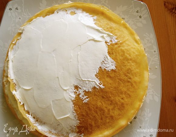 Последний верхний блин смазать кремом и украсить по желанию...