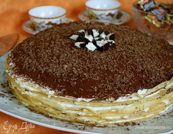 Я присыпала верх какао, тертым шоколадом и конфеткой "Птичье молоко"! )))