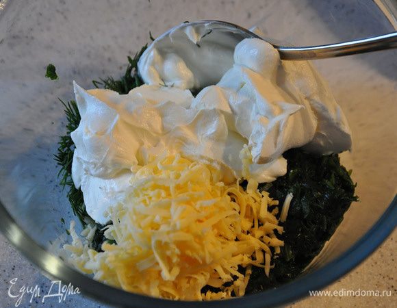Потереть твердый сыр. Порезать мелко укроп. Смешать все со шпинатом и творожным сыром. Добавить мускатный орех и сметану, размешать.