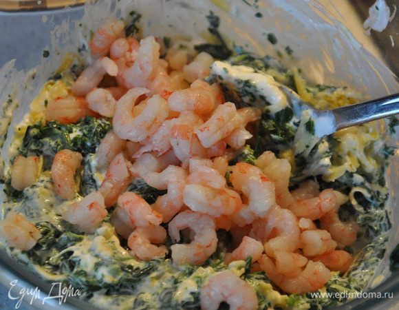 Добавить креветки. (Оставить несколько штук для украшения). Те, что покрупнее - порезать. Перемешать.