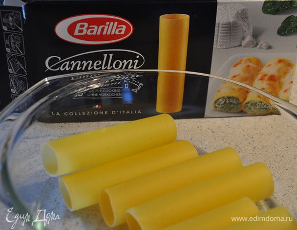 Отварить в подсоленной воде каннеллони фирмы Barilla до полуготовности. Внутри должны остаться сырыми.