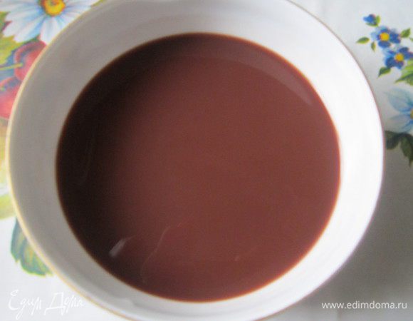 Сделаем пропитку. Для этого нужно сварить какао. Нам понадобится всего лишь одна чашка напитка, поэтому его можно не варить в отдельной кастрюле. Нужно смешать какао-порошок и сахар. Залить кипящей водой, постоянно помешивая ложкой. Добавить молоко и тщательно перемешать. Остудить. По желанию можно добавить ложку коньяка. 