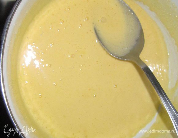 Яичные желтки выложить в миску, добавить сахар (лучше сахарную пудру) и размешать венчиком. Миску с желтками нагревать на водяной бане несколько минут, постоянно помешивая. Снять с водяной бани. Желтки взбить миксером до увеличения в объеме. 