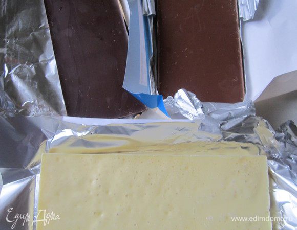 Чёрный, молочный и белый шоколад растопить на водяной бане или в микроволновке. Остудить. 