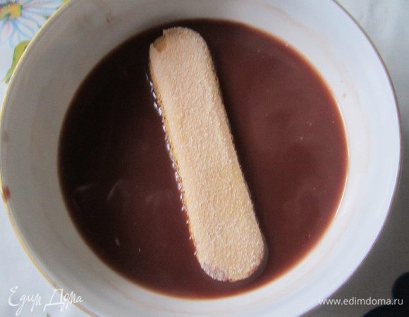 На дно стаканов выкладываем крем с чёрным шоколадом. В какао быстро обмакнуть савоярди и выложить поверх мусса. Затем крем с молочным шоколадом, опять савоярди и крем с белым шоколадом. Убрать в холодильник на несколько часов. 