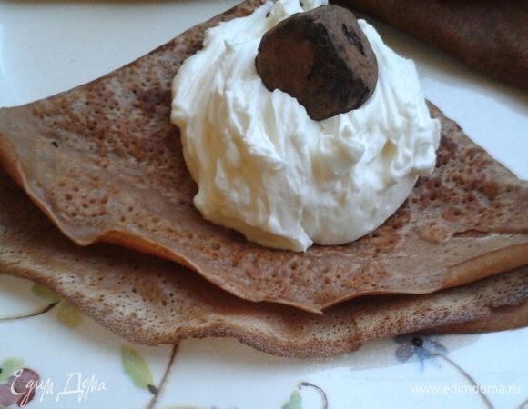 Затем добавить еще примерно стакан теплой воды для получения нужной консистенции. Белки  взбить с щепоткой соли и аккуратно ввести их в тесто.

Сковороду разогреть, и начать выпекать блины  предварительно смазав ее растительным маслом.
На блинчик выложить крем из  маскарпоне и сливок, украсить шоколадной крошкой, немного полить кофейным ликером (в моем случае трюфельные конфеты).

Приятного аппетита!