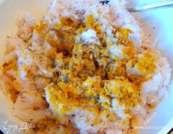 Я использую только целую рыбу,  в этот раз у меня были стейки. Отделить филе, удалить кости. Мелко порубить, именно порубить, а не провернуть, так получается вкуснее. Можно использовать блендер. Смешать рыбную массу с приправами, дать настояться. Обычно, я оставляю на ночь, чтобы утром сразу приготовить, но это совсем необязательно, можно и не настаивать.