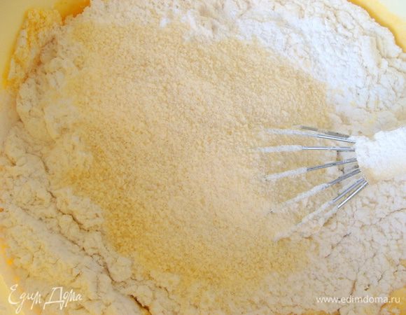 Все жидкие ингредиенты для блинчиков взбить венчиком, включая яйца. Добавить просеянную муку, и все оставшиеся ингредиенты. Хорошо взбить. Пшеничную муку можно добавлять, пока тесто не станет нужной консистенции (как всегда для блинов).