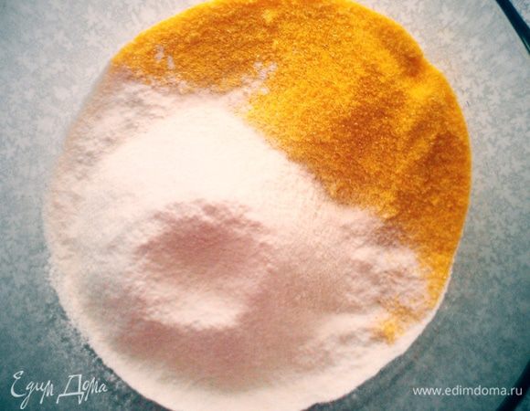 Смешиваем в миске все сухие ингредиенты: просеянная мука, кукурузная мука, сахар, разрыхлитель, сода, соль. Хорошо перемешать.