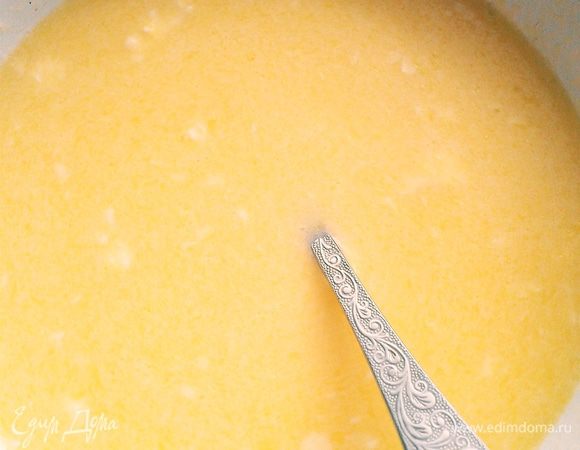 Смешиваем аналогично жидкие ингредиенты: два яйца, масло разогреть в микроволновке и добавить молоко. Все перемешать.