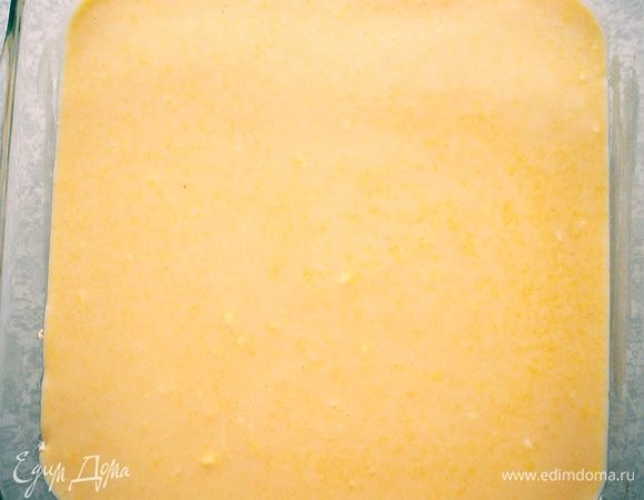 Смазываем форму маслом. Смешиваем жидкие и сухие ингредиенты, хорошо перемешав. Вливаем в форму. 