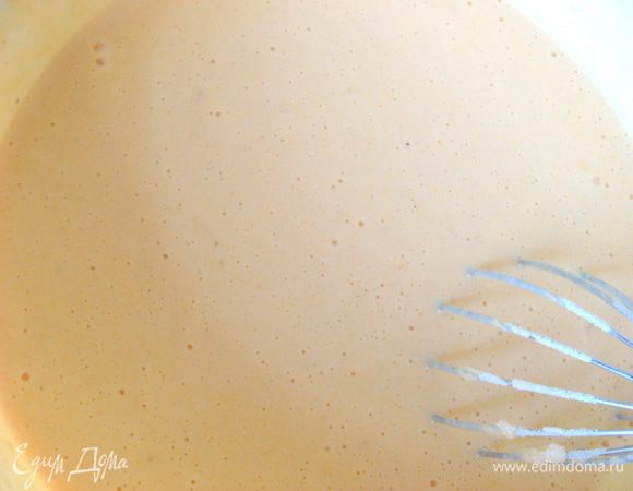 У меня тесто получилось желтого цвета, за счет ярких желтков и, конечно, куркумы.