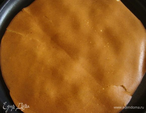 В данном случае важно не передержать блинчик пока печется первая сторона. При перевертывании, краешки могут немного потрескаться, но это не существенно, когда блинчик жарится на второй стороне, трещинки затягиваются.