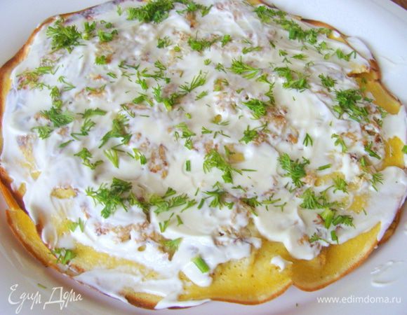 Теперь собираем торт. Блинчики у нас сложносочиненные, очень богатые на вкус, поэтому мы не будем использовать соусы и добавки, только свежая сметана и зелень! Блинчик выкладываем на блюдо, мажем сметаной и посыпаем рубленым укропом, сверху кладем следующий блинчик и так до последнего.