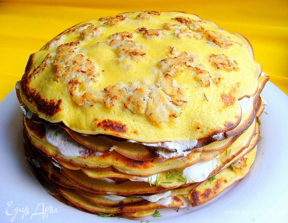 Каждый блинчик перед тем как намазать сметаной, придавливаем. Верхний, оставляем просто так. Он декоративный и очень фактурный, пусть радует глаз! Накрыть торт пищевой пленкой и убрать в холодильник на некоторое время для пропитки.