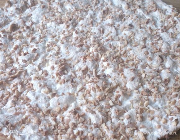 Выпекать при 200С  20 минут до подсыхания белков. Коржи остудить и выдержать 24 часа при комнатной температуре.