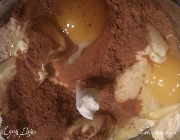 Все ингредиенты для бисквита смешать (можно в процессоре). Технология эта теперь мне знакома, после выпечки торта  по рецепту Найджелы Лоусон http://www.edimdoma.ru/retsepty/63354-shokoladnyy-tort . Кстати, бисквит в этом торте очень похож по составу и консистенции.