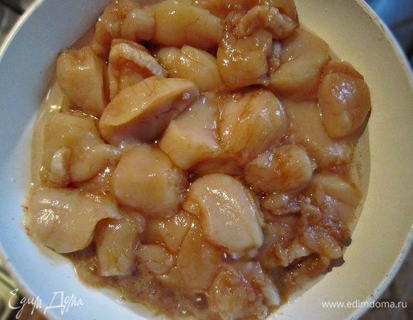 Морские гребешки нарезать на кусочки, если они крупные, и замариновать на 15 мин в соевом соусе.