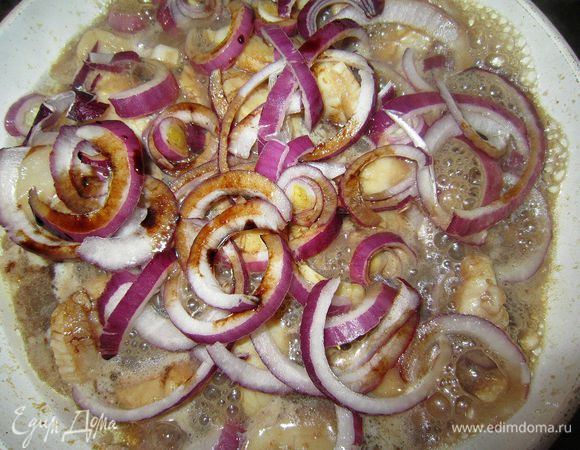 На оливковом масле обжарить морские гребешки в течение 2 мин, постоянно помешивая. Затем добавить нарезанный кольцами лук и ещё обжарить 1 мин.