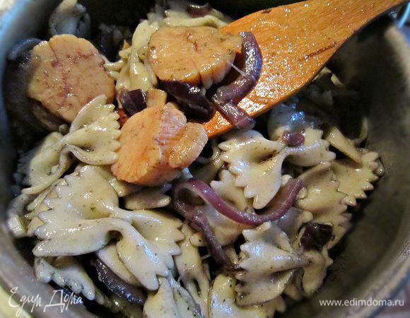 Обжаренные с луком гребешки добавить к пасте.
