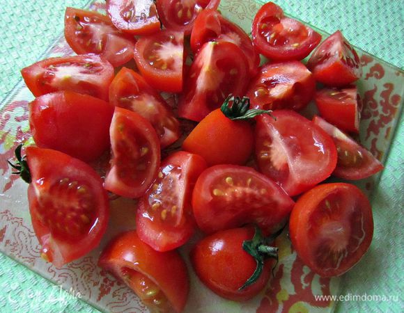 А теперь помидорки нарежем на половинки (или на 3 части, если они крупные), добавляем в рагу.