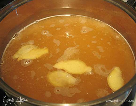 ГОТОВИМ ПРЯНУЮ ГРУШУ.  В глубокую кастрюльку вылить вино, грушевый сок положить сахар, кардамон, корень имбиря порезанный по кусочки толщиной 1 см, палочки корицы. Поставить на средний огонь и варить до растворения сахара.