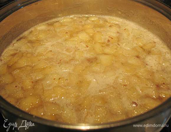 Если  используете свежие груши то кладете их в кипящий сироп. У меня была мороженая порезанная груша. Я ее разморозила и положила в кипящий сироп. Довести сироп с грушами до кипения, уменьшить огонь и варить до мягкости груши. Когда груши станут мягкими снять с огня и оставить остывать (настаиваться). 