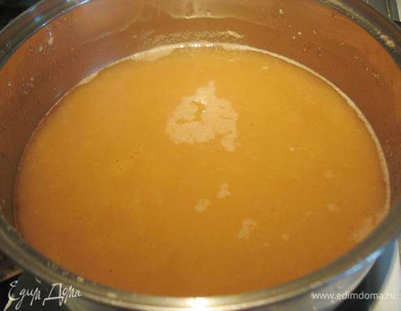 Из полностью остывшей жидкости вытащить груши, а жидкость уварить до 400 мл. Процедить жидкость, чтобы извлечь специи. В жидкость вернуть груши и оставить остывать. 