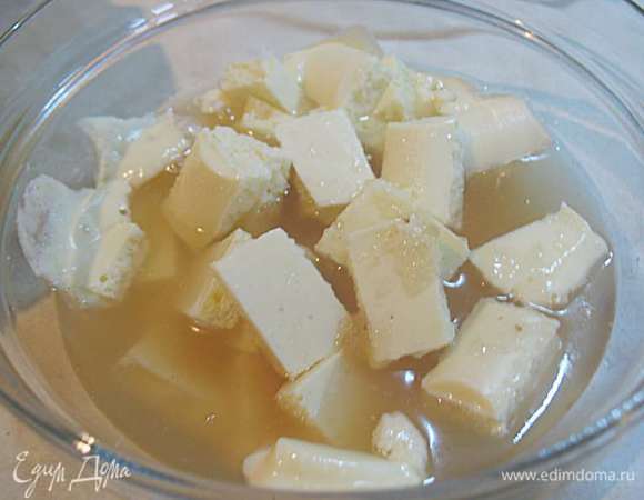 ГОТОВИМ КРЕМ.  Белый шоколад поломать на кусочки. К шоколаду добавить грушевый ликер, 80 г сиропа в котором варились груши и растопить. Растопить можно на огне или в микроволновке. 