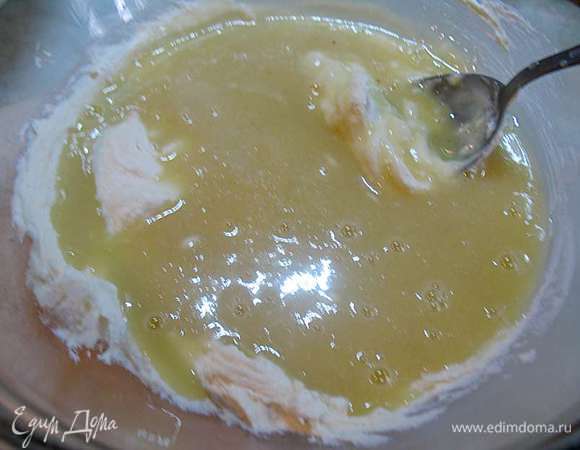 К маскарпоне добавить ванильный сахар и растопленную шоколадную массу. Хорошо перемешать венчиком до однородной консистенции. Охладить до теплого состояния. 