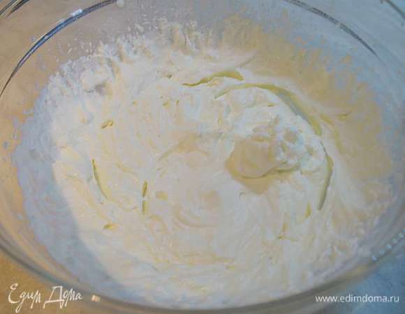 Холодные сливки взбить до устойчивых пиков. 