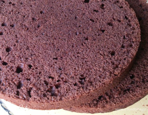 Бисквит разрезать пополам.