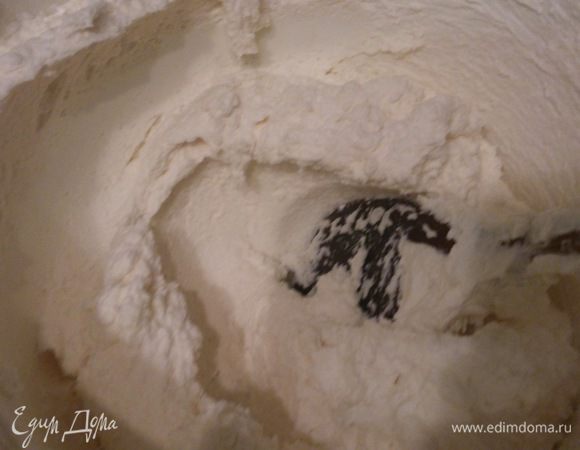 Сметану смешать с сахаром и взбить. Если вы не очень уверены в своей сметане, то лучше перед этим выложить ее на марлю и подвесить в холодильнике на 3-4 часа, чтобы стекла сыворотка.  