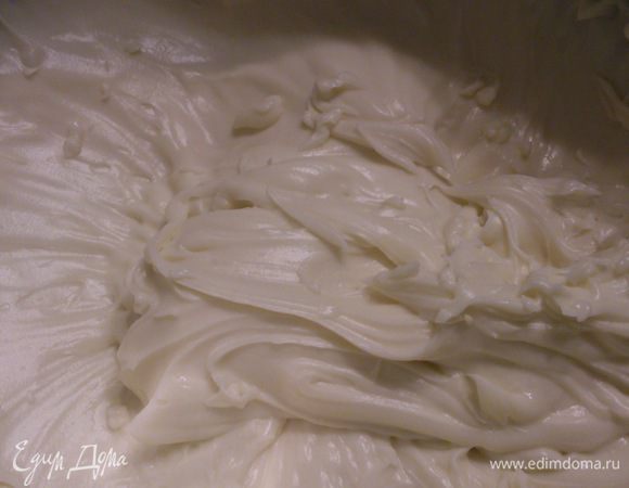 Для масляного крема сливочное масло обязательно должно быть комнатной температуры. Выложить 200 гр масла  емкость и взбивать осторожно, постепенно добавляя сгущенное молоко(150 гр). Как только масса станет нежной кремовой консистенции, взбивание прекратить. В этом креме очень важно не пропустить момент, чтобы не отделилась сыворотка.