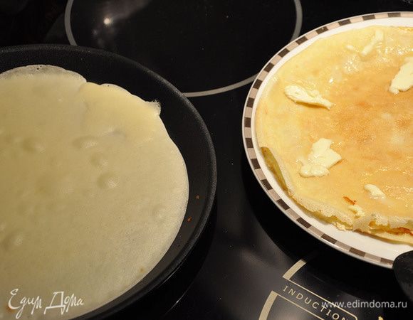 Смешать венчиком все ингредиенты и испечь 4 больших блина. Немного смазать сливочным маслом. Блины не делать сильно тонкими.