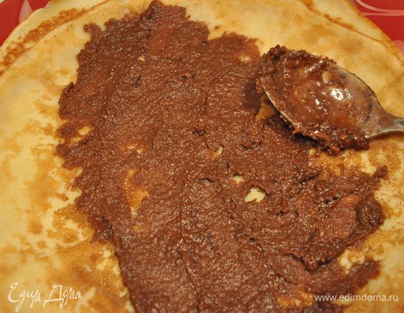 Намазать начинку на блины.