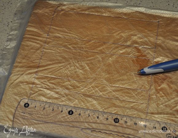 Для украшения на разделочную доску постелить пленку и нарисовать узоры. Предварительно отмерить диаметр блинов.