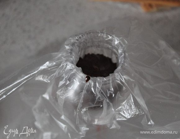 Растопить горький шоколад. Когда станет теплым, то можно рисовать узоры. Если нет хорошего кондитерского шприца, воспользуйтесь обычным пакетом. Залейте в него шоколад и отрежьте маленький уголок перед нанесением узоров.