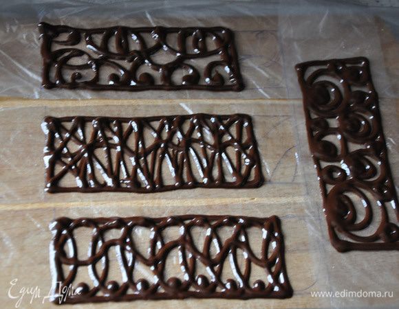 Вот такая красота) Поставить в морозилку минут на 5-10. Если постоит дольше и сильно застынет, пусть постоит немного при комнатной температуре.