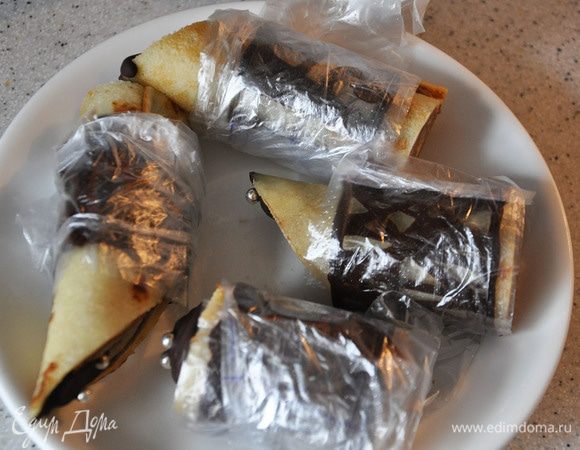 Оберните блины украшением вместе с пленкой. Поставьте в морозилку минут на 15.