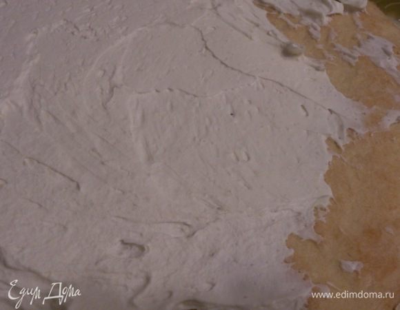 Следующий корж кладем белками вниз и смазываем сметанным кремом. Затем белый корж белками вверх и смазываем оставшимся масляным кремом. Накрываем белым коржом белками вниз и смазываем сметанным кремом.