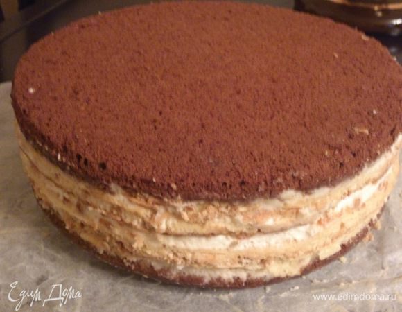 Сверху кладем вторую половинку бисквита. Если вы печете тортик не для торжественного случая, то на этом этапе его можно просто обмазать сметанным кремом и посыпать орешками. Я же пекла для маминого юбилея, поэтому торт нужно было украсить.