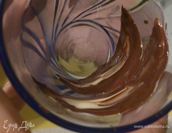 Для украшения вырезать лепестки из пергамента. Белый  и черный шоколад растопить на водяной бане, слегка остудить. Намазать лепестки черным шоколадом, сверху сделать штрихи из белого шоколада. Положить лепестки внутрь стакана и поставить в холодное место для застывания. Желательно на ночь. Таблетка с надписью делалась также из белого шоколада, а надпись на ней карамельным карандашом.