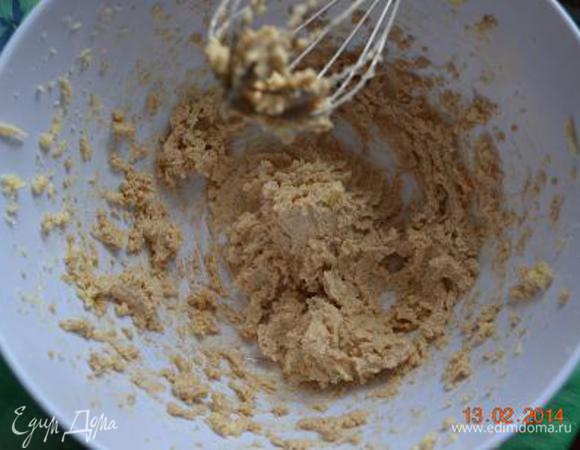 Масло взбить с сахаром и корицей,
